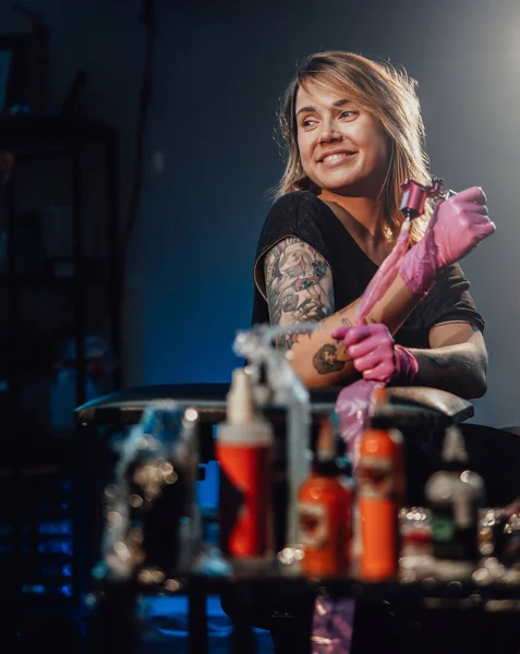 Attractive tattoo master with serious face posing in her studio — Stock Photo, Image