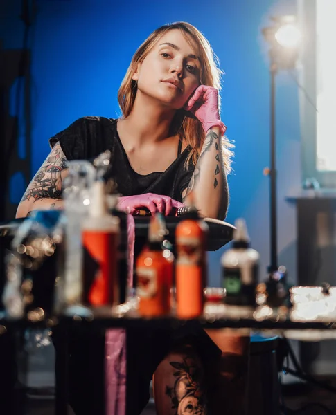 Attractive tattoo master with serious face posing in her studio — Stock Photo, Image