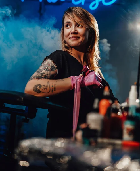 Chica positiva y su ocupación profesional en el salón de tatuajes — Foto de Stock