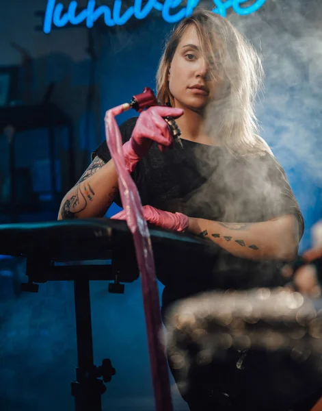 Chicas de cabello castaño ocupación del maestro del tatuaje en el salón — Foto de Stock