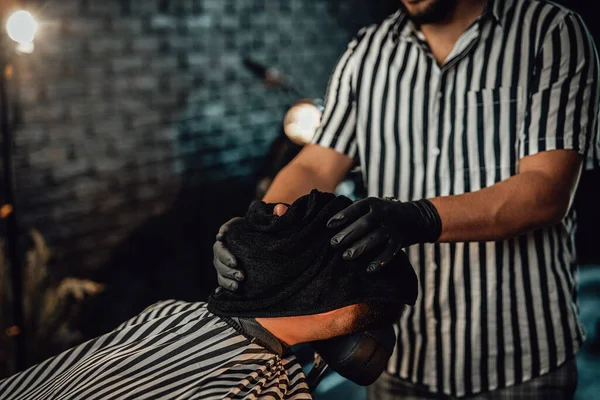 Лицо подсыхает шляпой после бритья в парикмахерской — стоковое фото