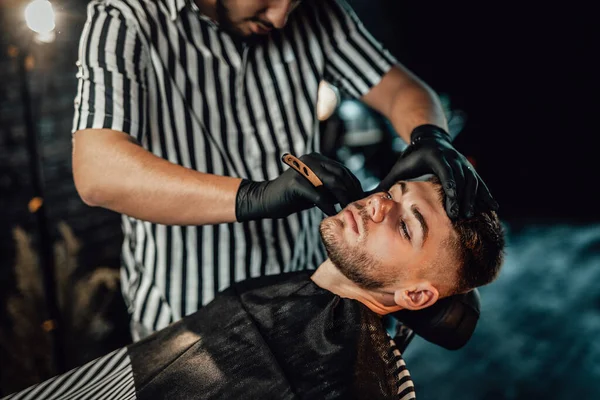 Corte anticuado en barbería de estilo retro oscuro —  Fotos de Stock