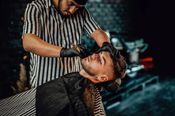Barbeiro profissional barba de corte de seu cliente no salão — Fotografia de Stock
