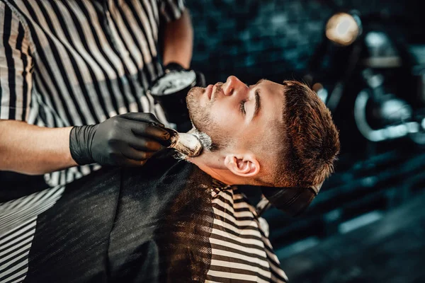 Brutale retro saloon voor mannelijke snijden in wazig achtergrond — Stockfoto