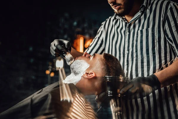 Brutal salón retro para corte masculino en fondo borroso —  Fotos de Stock