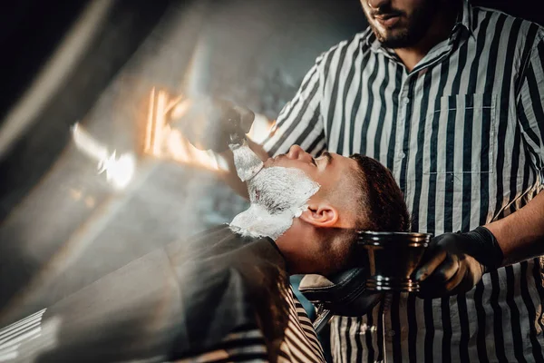 Peluquería moderna y elegante sirve al cliente favorito —  Fotos de Stock