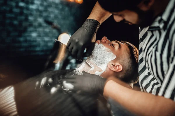 Guy traite au salon de coiffure et obtient des soins professionnels — Photo