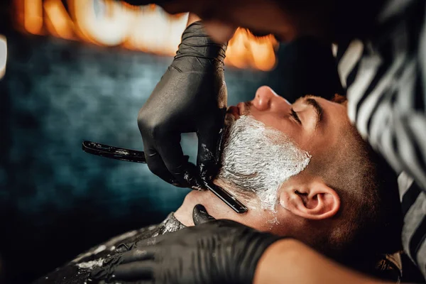 Guy trata de barbearia e recebe cuidados profissionais — Fotografia de Stock