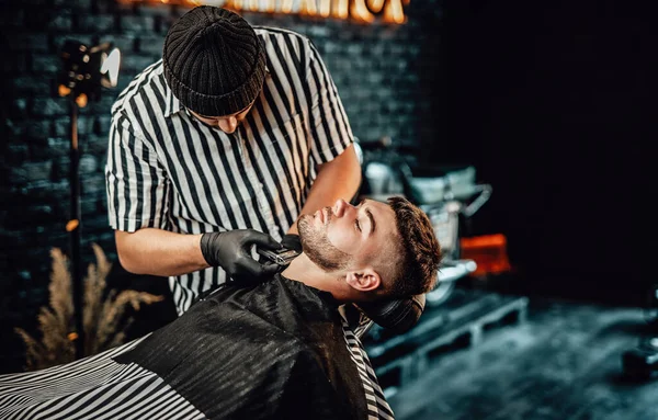 Barbier compétent couper sa barbe clients avec tondeuse — Photo