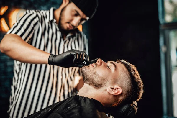 Friseur putzt Gesicht seiner Kundin mit Pinsel — Stockfoto