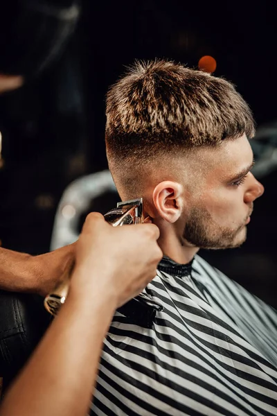 Guy recebe um corte de cabelo na barbearia moderna e luxuosa — Fotografia de Stock