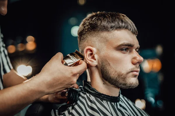 Barber vágás hars ezüst vágó szalonban — Stock Fotó