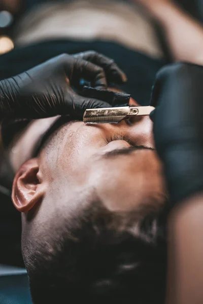 Un tipo brutal vino a la peluquería a cortarse la barba. —  Fotos de Stock