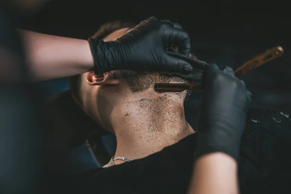 Corte à moda antiga e elegante na luxuosa barbearia — Fotografia de Stock