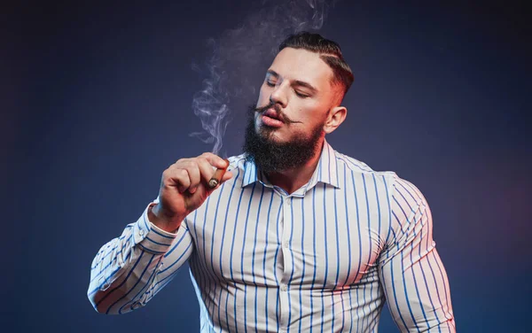 Culturista elegante en camisa blanca fumar cigarro —  Fotos de Stock