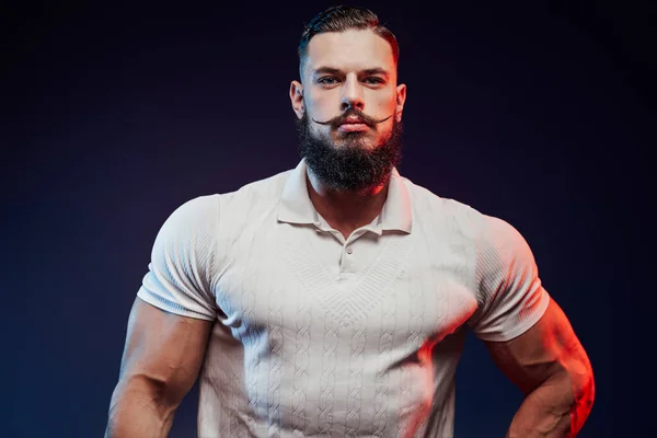 Kraftvoller Kerl mit muskulösem Körper posiert im weißen Hemd — Stockfoto
