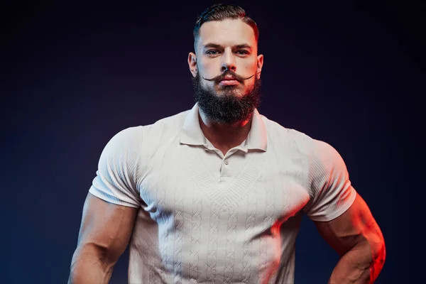 Powerful guy with muscular body posing in white shirt — Stock Photo, Image