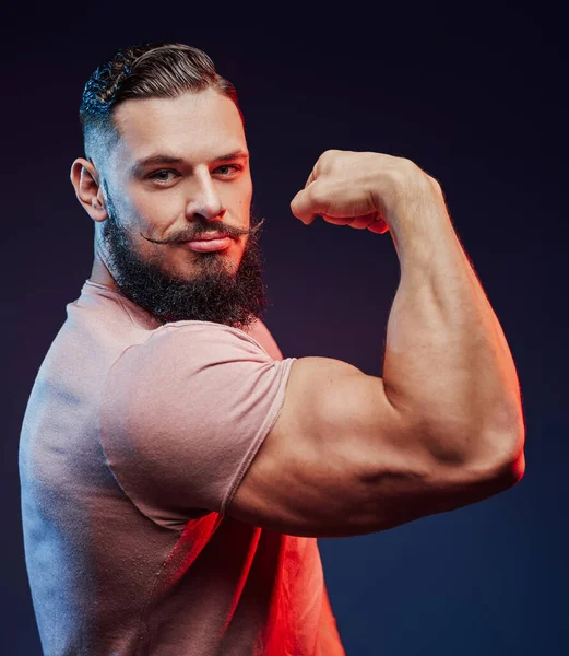 Модный мускулистый спортсмен с бородой позирует в студии — стоковое фото