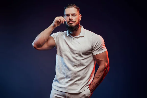 Kerl mit massivem und muskulösem Körper posiert im dunklen Hintergrund — Stockfoto