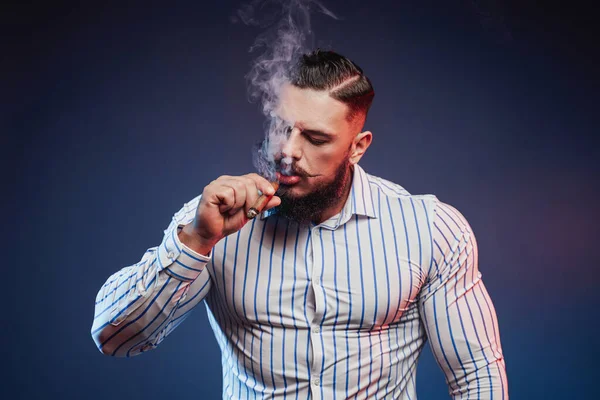 Elegancki kulturysta w białej koszuli palenie cygar — Zdjęcie stockowe