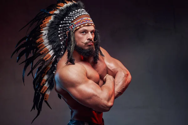 Bodybuilder ποζάρει με indian headwear στο studio — Φωτογραφία Αρχείου