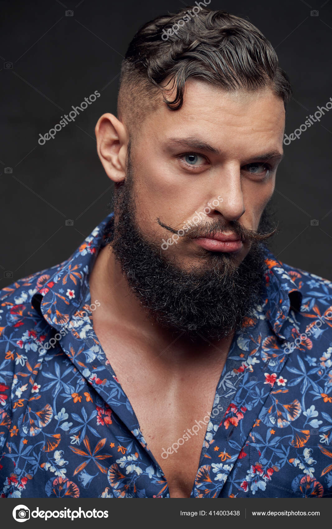 Jovem sentado em uma barbearia enquanto barbeiro termina penteado foto –  Imagem sobre Homem na Unsplash, image size:1067x1700