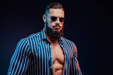 Stüdyoda kendine güvenen seksi ve zarif bir vücut geliştirici.