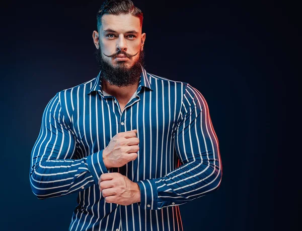 Elegância fisiculturista na camisa posando em fundo escuro — Fotografia de Stock