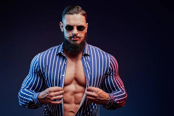 Selbstbewusster sexy und eleganter Bodybuilder im Studio — Stockfoto