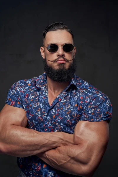 Bodybuilder mit Sonnenbrille und stilvollem Haarschnitt vor dunklem Hintergrund — Stockfoto