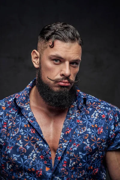 Fashionable macho with beard posing in gray background — Stock Photo, Image