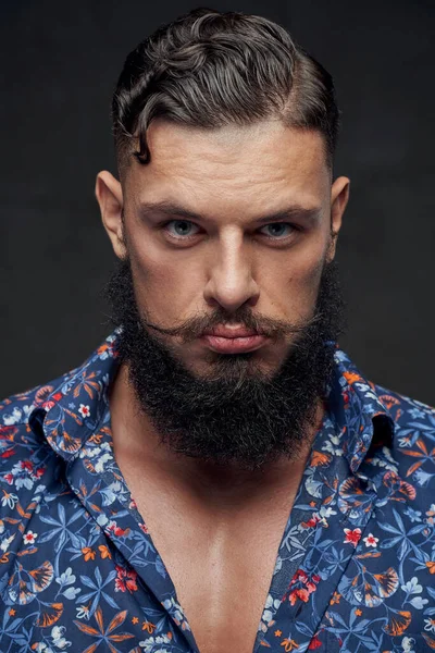 Rijpere man met gestyled kapsel en baard poseren in studio — Stockfoto