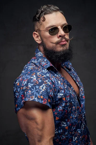 Ragazzo maturo con taglio di capelli e barba in posa in studio — Foto Stock