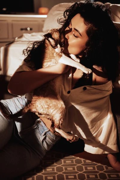 Mujer feliz con pelos rizados y su gatito —  Fotos de Stock