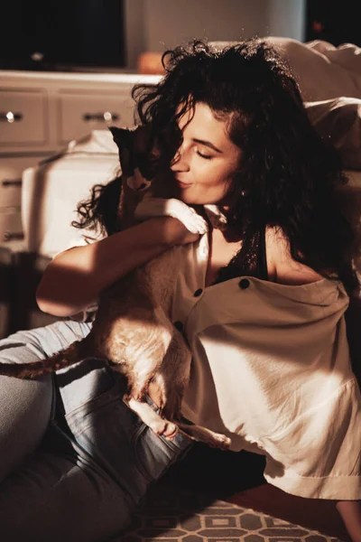 Mujer feliz con pelos rizados y su gatito —  Fotos de Stock