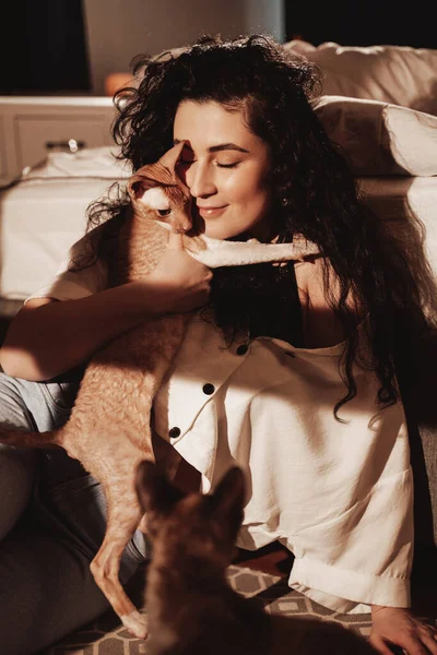 Mujer feliz con pelos rizados y su gatito —  Fotos de Stock