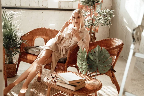 Joven hermosa mujer relajarse en la silla y beber té — Foto de Stock