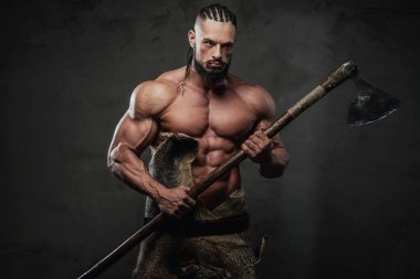 Siyah arka planda savaş baltasını tutan çılgın Viking.