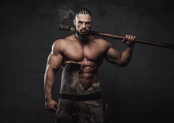 Viking with huge biceps and naked torso posing with axe — Stock Photo, Image