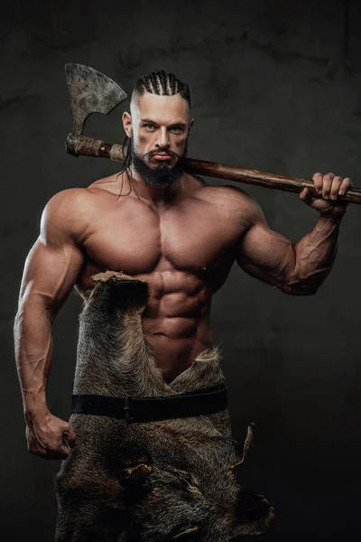 Viking com bíceps enorme e tronco nu posando com machado — Fotografia de Stock