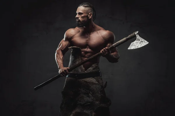 Northen warrior ready to fight holding axe in dark background — Stock Photo, Image