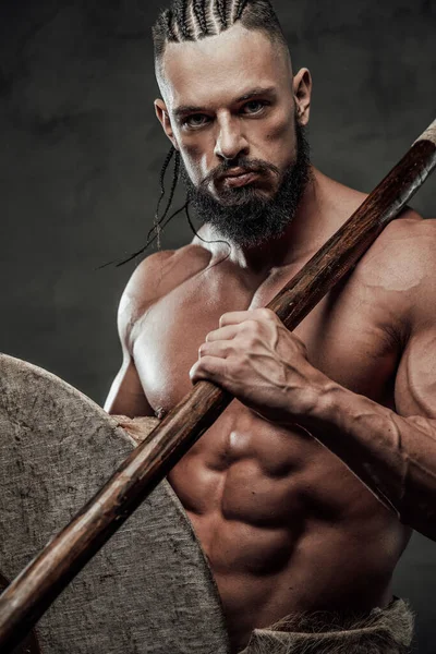 Primer plano de vikingo muscular con hacha y escudo en estudio — Foto de Stock