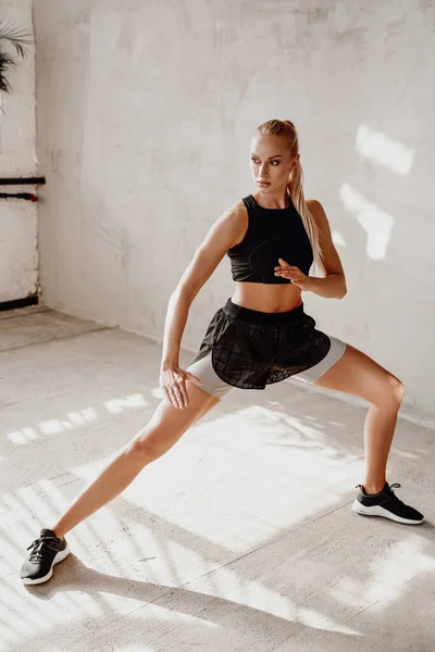 Blond occupied by arts posing in empty studio room — Stock Photo, Image