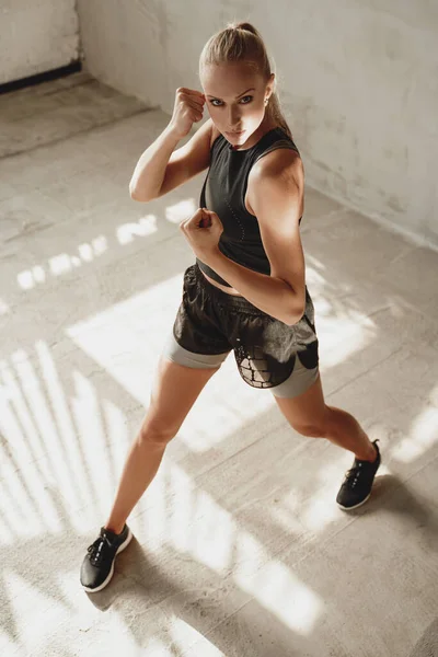Preparado para luchar deportista posando en la habitación del estudio — Foto de Stock