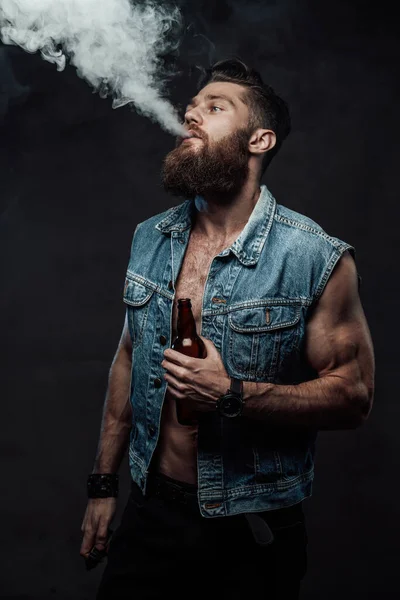 Alla moda ragazzo nudo con la barba posa fumo vaporizzatore — Foto Stock