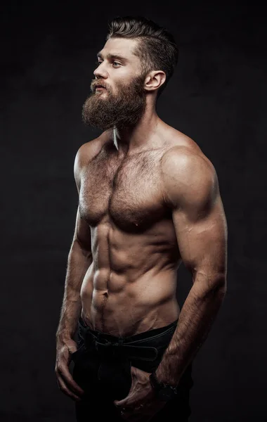 Barbu guy avec nu torse posant dans sombre fond — Photo