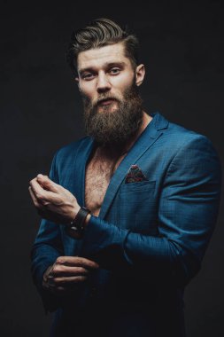 Mavi süitteki ciddi ve şık adam koyu arkaplan