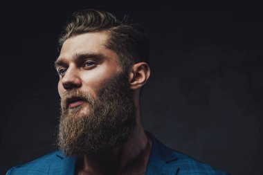Koyu arkaplanlı yakışıklı adamın yakın plan fotoğrafı.