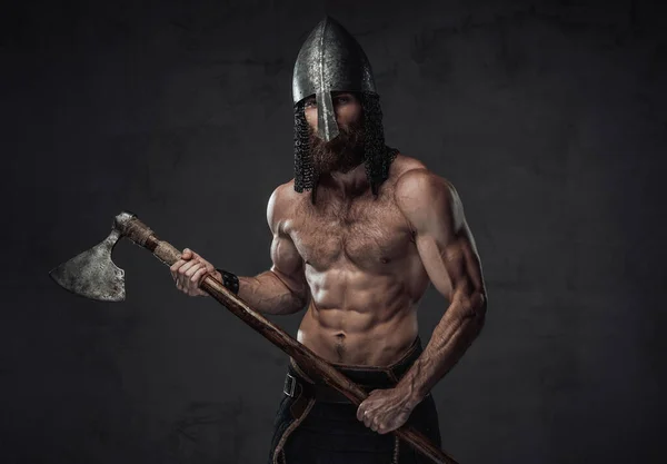 Shirtless viking com barba com seu machado no fundo escuro — Fotografia de Stock