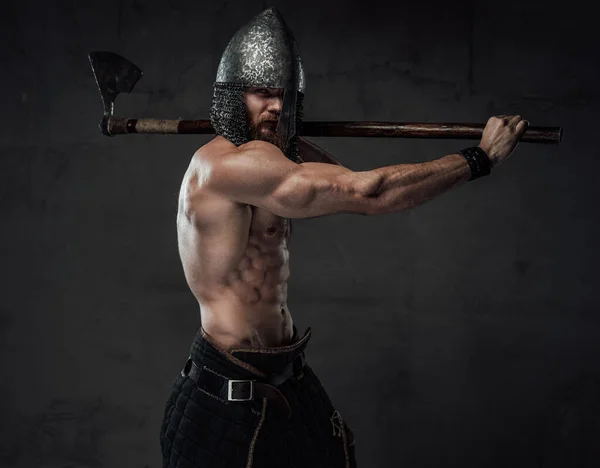 Ξεγυμνωμένος γυμνός Νορβηγός πολεμιστής καλεί να παλέψει σε σκοτεινό φόντο — Φωτογραφία Αρχείου